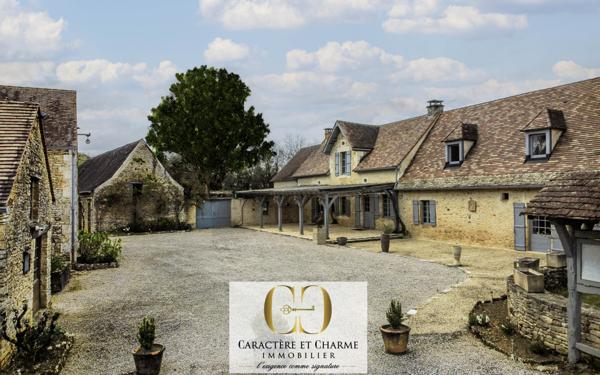 Sarlat-la-Canéda (24200) Domaine proche Sarlat. Nombreuses dépendances. Piscine, tennis. 15 hectares