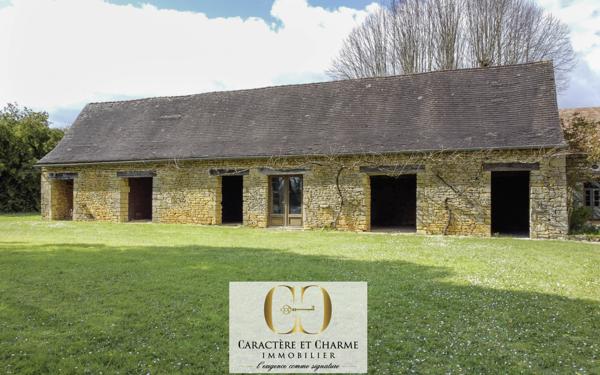 Sarlat-la-Canéda (24200) Domaine proche Sarlat. Nombreuses dépendances. Piscine, tennis. 15 hectares