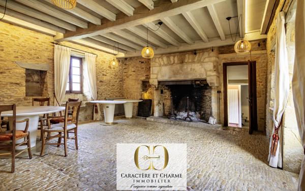 Sarlat-la-Canéda (24200) Domaine proche Sarlat. Nombreuses dépendances. Piscine, tennis. 15 hectares