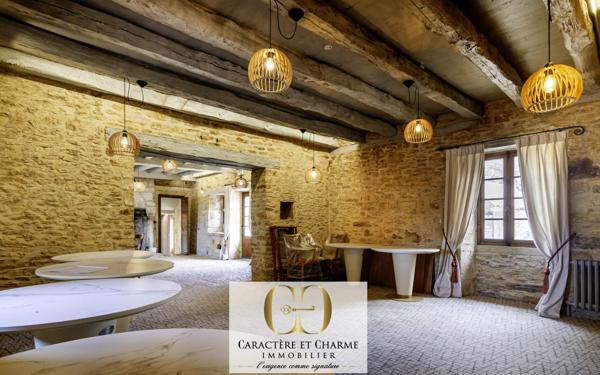 Sarlat-la-Canéda (24200) Domaine proche Sarlat. Nombreuses dépendances. Piscine, tennis. 15 hectares