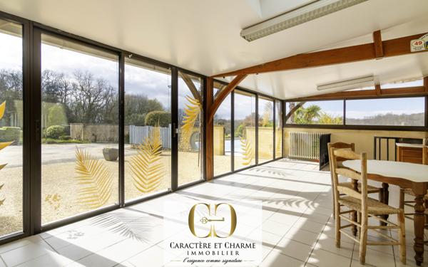 Sarlat-la-Canéda (24200) Domaine proche Sarlat. Nombreuses dépendances. Piscine, tennis. 15 hectares