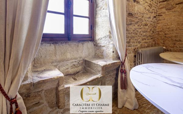 Sarlat-la-Canéda (24200) Domaine proche Sarlat. Nombreuses dépendances. Piscine, tennis. 15 hectares