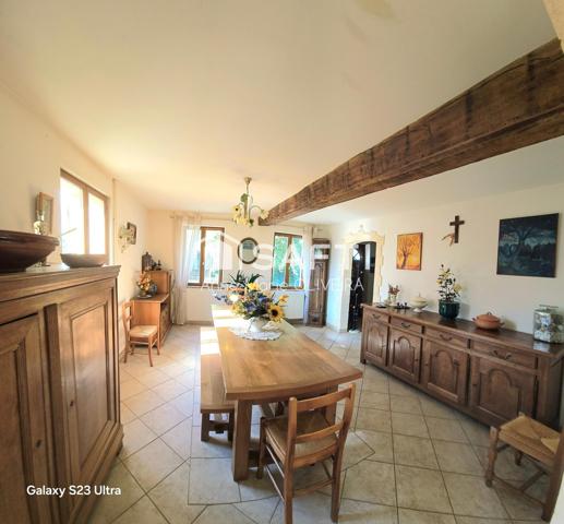 Maison 6 pièces avec 4 chambres, Véranda 30m2 et grande pièce de vie sur un terrain de 1177m2 avec dépendances.