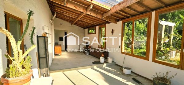 Maison 6 pièces avec 4 chambres, Véranda 30m2 et grande pièce de vie sur un terrain de 1177m2 avec dépendances.