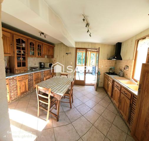 Maison 6 pièces avec 4 chambres, Véranda 30m2 et grande pièce de vie sur un terrain de 1177m2 avec dépendances.