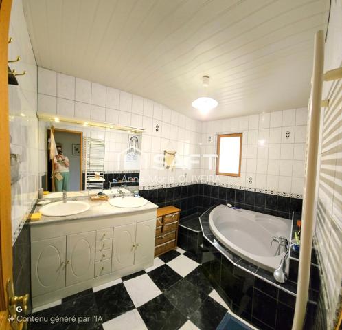 Maison 6 pièces avec 4 chambres, Véranda 30m2 et grande pièce de vie sur un terrain de 1177m2 avec dépendances.