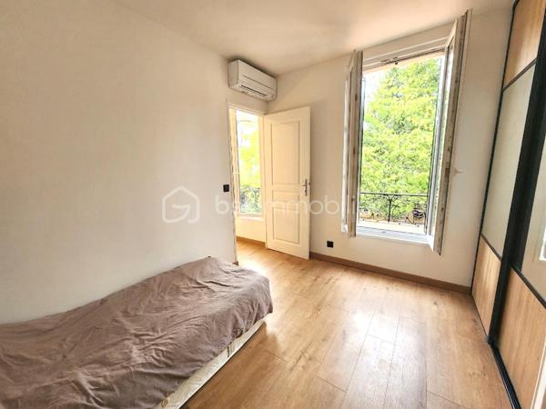 Découvrez cette charmante maison de 137m² au sol, entièrement rénovée avec goût, offrant des prestations modernes et de beaux volumes.
Au rez-de-chaussée, vous serez séduit par une cuisine ouverte conviviale donnant sur une agréable salle à manger, ainsi qu’une lumineuse véranda aménagée en salon, idéale pour profiter de la vue sur le jardin toute l’année.
À l’étage, la maison propose 2 belles chambres, chacune disposant de sa salle d’eau privative, garantissant confort et intimité.
👉 Combles aménageables offrant encore un beau potentiel d’agrandissement.
Le sous-sol a été intelligemment aménagé en chambre supplémentaire, avec salle d’eau privative et une buanderie, parfait pour accueillir famille ou amis.

À l’extérieur, vous profiterez d’un petit jardin agréable au calme et sans vis à vis, ainsi que d’une dépendance entièrement rénovée en studio indépendant comprenant : une mezzanine, une cuisine ouverte, une salle d’eau, une buanderie et une terrasse.
Le tout pour une surface de 49 m² au sol, idéal pour un projet locatif, un espace professionnel ou accueillir des invités.
Chauffage réversible clim dans toutes les pièces !
Les + :
✔ Rénovation complète
✔ Espaces optimisés et fonctionnels
✔ Dépendance indépendante
✔ Multiples possibilités d’aménagement
✔ Stationnement

Une maison clé en main, parfaite pour une famille ou un projet mixte habitation / investissement !

📞 À visiter sans tarder !
