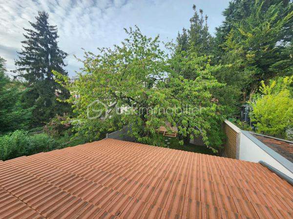 Découvrez cette charmante maison de 137m² au sol, entièrement rénovée avec goût, offrant des prestations modernes et de beaux volumes.
Au rez-de-chaussée, vous serez séduit par une cuisine ouverte conviviale donnant sur une agréable salle à manger, ainsi qu’une lumineuse véranda aménagée en salon, idéale pour profiter de la vue sur le jardin toute l’année.
À l’étage, la maison propose 2 belles chambres, chacune disposant de sa salle d’eau privative, garantissant confort et intimité.
👉 Combles aménageables offrant encore un beau potentiel d’agrandissement.
Le sous-sol a été intelligemment aménagé en chambre supplémentaire, avec salle d’eau privative et une buanderie, parfait pour accueillir famille ou amis.

À l’extérieur, vous profiterez d’un petit jardin agréable au calme et sans vis à vis, ainsi que d’une dépendance entièrement rénovée en studio indépendant comprenant : une mezzanine, une cuisine ouverte, une salle d’eau, une buanderie et une terrasse.
Le tout pour une surface de 49 m² au sol, idéal pour un projet locatif, un espace professionnel ou accueillir des invités.
Chauffage réversible clim dans toutes les pièces !
Les + :
✔ Rénovation complète
✔ Espaces optimisés et fonctionnels
✔ Dépendance indépendante
✔ Multiples possibilités d’aménagement
✔ Stationnement

Une maison clé en main, parfaite pour une famille ou un projet mixte habitation / investissement !

📞 À visiter sans tarder !