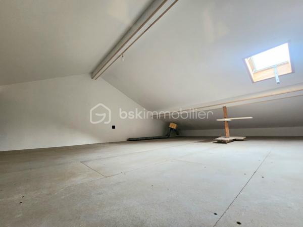 Découvrez cette charmante maison de 137m² au sol, entièrement rénovée avec goût, offrant des prestations modernes et de beaux volumes.
Au rez-de-chaussée, vous serez séduit par une cuisine ouverte conviviale donnant sur une agréable salle à manger, ainsi qu’une lumineuse véranda aménagée en salon, idéale pour profiter de la vue sur le jardin toute l’année.
À l’étage, la maison propose 2 belles chambres, chacune disposant de sa salle d’eau privative, garantissant confort et intimité.
👉 Combles aménageables offrant encore un beau potentiel d’agrandissement.
Le sous-sol a été intelligemment aménagé en chambre supplémentaire, avec salle d’eau privative et une buanderie, parfait pour accueillir famille ou amis.

À l’extérieur, vous profiterez d’un petit jardin agréable au calme et sans vis à vis, ainsi que d’une dépendance entièrement rénovée en studio indépendant comprenant : une mezzanine, une cuisine ouverte, une salle d’eau, une buanderie et une terrasse.
Le tout pour une surface de 49 m² au sol, idéal pour un projet locatif, un espace professionnel ou accueillir des invités.
Chauffage réversible clim dans toutes les pièces !
Les + :
✔ Rénovation complète
✔ Espaces optimisés et fonctionnels
✔ Dépendance indépendante
✔ Multiples possibilités d’aménagement
✔ Stationnement

Une maison clé en main, parfaite pour une famille ou un projet mixte habitation / investissement !

📞 À visiter sans tarder !