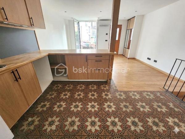 Découvrez cette charmante maison de 137m² au sol, entièrement rénovée avec goût, offrant des prestations modernes et de beaux volumes.
Au rez-de-chaussée, vous serez séduit par une cuisine ouverte conviviale donnant sur une agréable salle à manger, ainsi qu’une lumineuse véranda aménagée en salon, idéale pour profiter de la vue sur le jardin toute l’année.
À l’étage, la maison propose 2 belles chambres, chacune disposant de sa salle d’eau privative, garantissant confort et intimité.
👉 Combles aménageables offrant encore un beau potentiel d’agrandissement.
Le sous-sol a été intelligemment aménagé en chambre supplémentaire, avec salle d’eau privative et une buanderie, parfait pour accueillir famille ou amis.

À l’extérieur, vous profiterez d’un petit jardin agréable au calme et sans vis à vis, ainsi que d’une dépendance entièrement rénovée en studio indépendant comprenant : une mezzanine, une cuisine ouverte, une salle d’eau, une buanderie et une terrasse.
Le tout pour une surface de 49 m² au sol, idéal pour un projet locatif, un espace professionnel ou accueillir des invités.
Chauffage réversible clim dans toutes les pièces !
Les + :
✔ Rénovation complète
✔ Espaces optimisés et fonctionnels
✔ Dépendance indépendante
✔ Multiples possibilités d’aménagement
✔ Stationnement

Une maison clé en main, parfaite pour une famille ou un projet mixte habitation / investissement !

📞 À visiter sans tarder !