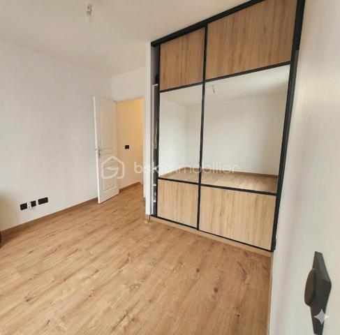 Découvrez cette charmante maison de 137m² au sol, entièrement rénovée avec goût, offrant des prestations modernes et de beaux volumes.
Au rez-de-chaussée, vous serez séduit par une cuisine ouverte conviviale donnant sur une agréable salle à manger, ainsi qu’une lumineuse véranda aménagée en salon, idéale pour profiter de la vue sur le jardin toute l’année.
À l’étage, la maison propose 2 belles chambres, chacune disposant de sa salle d’eau privative, garantissant confort et intimité.
👉 Combles aménageables offrant encore un beau potentiel d’agrandissement.
Le sous-sol a été intelligemment aménagé en chambre supplémentaire, avec salle d’eau privative et une buanderie, parfait pour accueillir famille ou amis.

À l’extérieur, vous profiterez d’un petit jardin agréable au calme et sans vis à vis, ainsi que d’une dépendance entièrement rénovée en studio indépendant comprenant : une mezzanine, une cuisine ouverte, une salle d’eau, une buanderie et une terrasse.
Le tout pour une surface de 49 m² au sol, idéal pour un projet locatif, un espace professionnel ou accueillir des invités.
Chauffage réversible clim dans toutes les pièces !
Les + :
✔ Rénovation complète
✔ Espaces optimisés et fonctionnels
✔ Dépendance indépendante
✔ Multiples possibilités d’aménagement
✔ Stationnement

Une maison clé en main, parfaite pour une famille ou un projet mixte habitation / investissement !

📞 À visiter sans tarder !