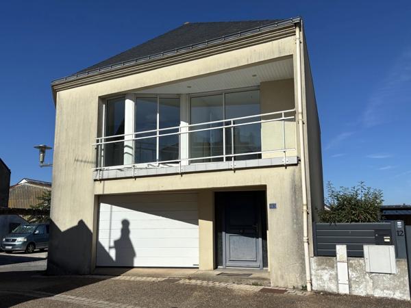 LA TURBALLE - MAISON DE VILLE - CENTRE VILLE - TOUT A PIED - GRAND GARAGE - ESPACE DE STOCKAGE