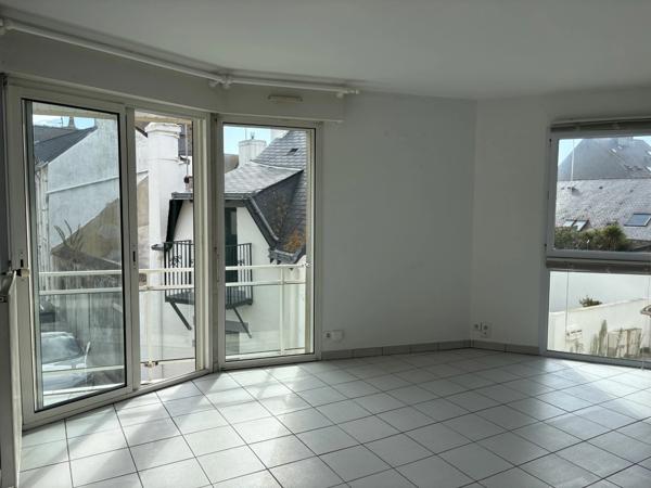 LA TURBALLE - MAISON DE VILLE - CENTRE VILLE - TOUT A PIED - GRAND GARAGE - ESPACE DE STOCKAGE