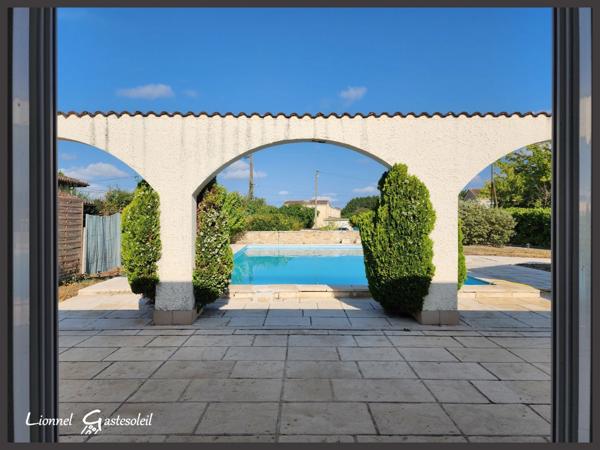 Maison à vendre de plain pied 3 chambres double garage et piscine sur la commune de  PINEUILH (33)
