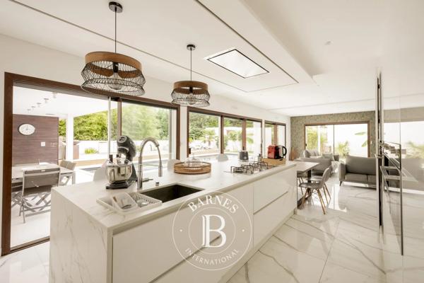 Mérignac, Maison 4 Chambres -  220 m² à vendre