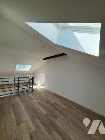 BAZEILLES - 1ER ETAGE - APPARTEMENT DE TYPE 1 BIS EN DUPLEX.

Idéalement situé en plein coeur...