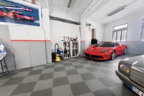 Local 132m2 + 2 places de parking