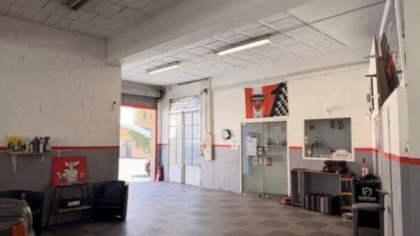 Local 132m2 + 2 places de parking