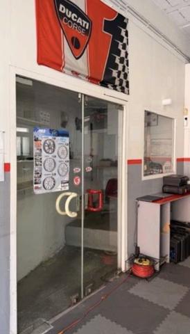 Local 132m2 + 2 places de parking