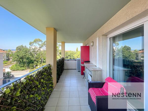 Charmant T2 avec grande terrasse, piscine et parking ? Proche centre-ville de Saint-Raphaël