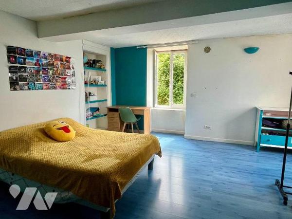 A VENDRE à SAINT-PERE (89450), à quelques kilomètres de VEZELAY,  Une maison d'habitation compr...