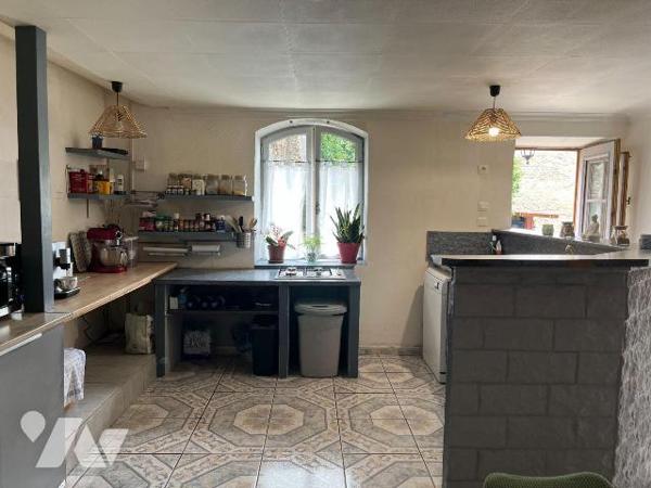 A VENDRE à SAINT-PERE (89450), à quelques kilomètres de VEZELAY,  Une maison d'habitation compr...