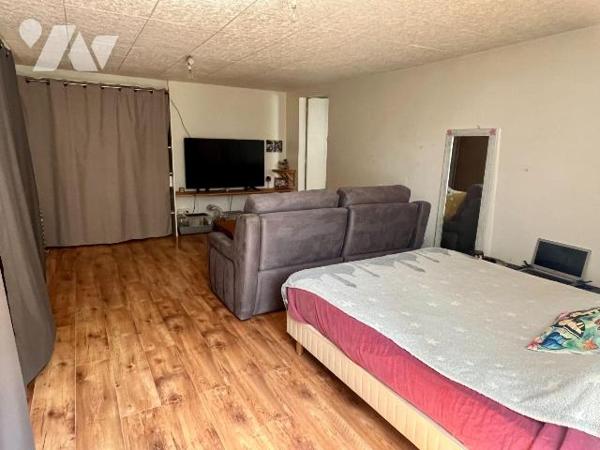 A VENDRE à SAINT-PERE (89450), à quelques kilomètres de VEZELAY,  Une maison d'habitation compr...