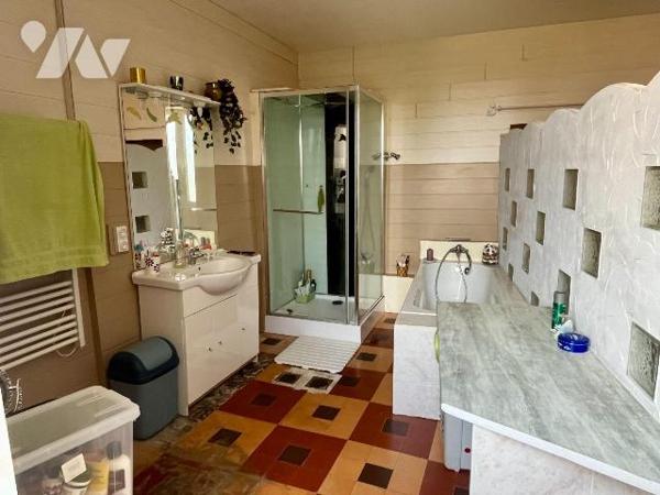 A VENDRE à SAINT-PERE (89450), à quelques kilomètres de VEZELAY,  Une maison d'habitation compr...