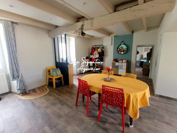 Maison de village en pierre rénovée de 144 m² avec jardin et garage