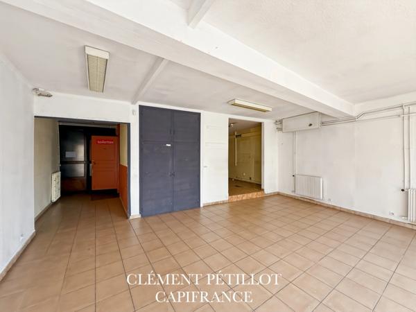 Immeuble indépendant à usage mixte – 440 m² – Toit-terrasse – Emplacement stratégique