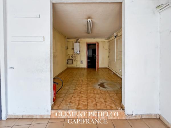 Immeuble indépendant à usage mixte – 440 m² – Toit-terrasse – Emplacement stratégique