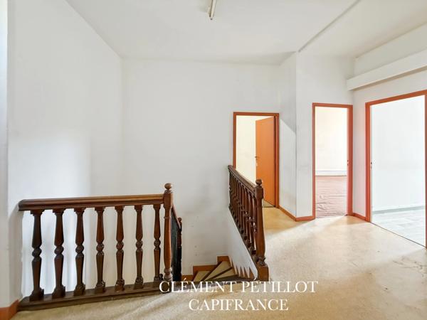 Immeuble indépendant à usage mixte – 440 m² – Toit-terrasse – Emplacement stratégique