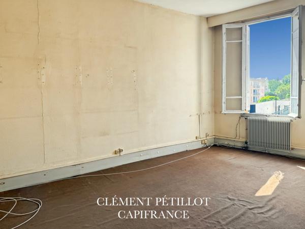 Immeuble indépendant à usage mixte – 440 m² – Toit-terrasse – Emplacement stratégique