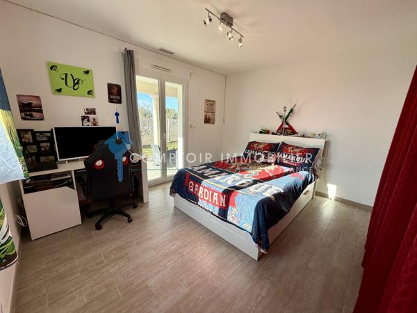 Villa
                                                                                                                                                                                                                                                                                                                        6 pièce(s)                                                                                                                                                                                                          4 chambre(s)                                                                                                                                                                                                          180  m²