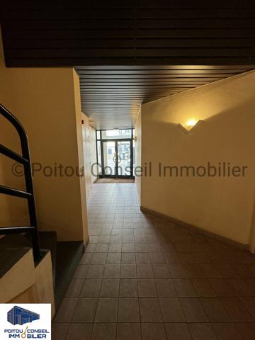 OPPORTUNITE ACHAT A DEUX PAS DE LA PLACE DE LA BRECHE NIORT 295m2 BUREAUX FACILE D’ACCES
