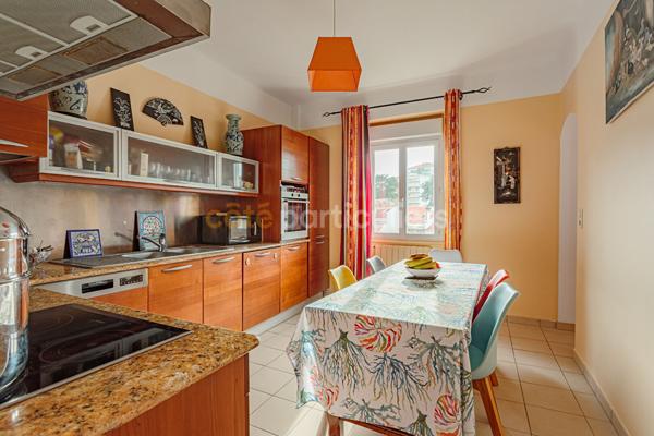 Vente
                Appartement87 m² - 3 Pièces -
                    BIARRITZ (64200)