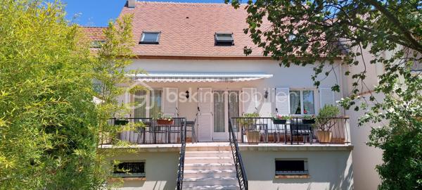 🏡 TREMBLAY-EN-FRANCE – Belle maison familiale très lumineuse avec jardin, sous-sol total et cheminée

Un véritable coup de cœur pour cette maison familiale baignée de lumière !
Située dans un secteur calme et recherché de Tremblay-en-France, proche école et commodités,  cette agréable maison de 125 m² habitables vous séduira par ses volumes, son confort et son environnement paisible, tout en étant proche des écoles, commerces, commodités et axes routiers.

Dès l’entrée, vous découvrirez une maison particulièrement lumineuse, offrant une atmosphère chaleureuse et agréable au quotidien.

Elle se compose d’un bel espace de vie agrémenté d’une cheminée avec foyer ouvert, idéale pour créer des moments conviviaux en famille ou entre amis, ainsi que d’une cuisine aménagée et équipée fonctionnelle et conviviale donnant sur le balcon. 

La partie nuit propose des espaces confortables avec une salle de bains équipée d’une baignoire d’angle, apportant un vrai confort au quotidien.
La maison dispose également d’un beau potentiel d’évolution avec la possibilité de créer une salle d’eau supplémentaire selon vos besoins.

Édifiée sur un terrain clos de 398 m², elle bénéficie d’un agréable jardin où vous pourrez profiter pleinement des beaux jours en toute tranquillité.

Son sous-sol total est un véritable atout avec une buanderie et de nombreux espaces permettant rangement, stockage ou aménagement selon vos envies.

Vous apprécierez également ses 3 places de stationnement, un confort rare pour une maison familiale.

✨ Ses points forts ++++ :
✅ DPE B et D
✅ Maison très lumineuse
✅ 125,50 m² habitables
✅ Terrain clos de 398 m²
✅ Sous-sol total avec buanderie
✅ Cheminée avec foyer ouvert
✅ Cuisine aménagée et équipée
✅ Possibilité de créer une salle d’eau supplémentaire
✅ 3 stationnements voir 4
✅ Proximité écoles, commerces et grands axes

Une maison idéale pour une famille souhaitant profiter d’un cadre de vie calme, confortable et pratique, tout en restant proche des commodités.

TRANSPORTS : 
🚆 Gare RER B du Vert-Galant à environ 7 minutes en voiture (liaison directe vers Paris Gare du Nord et l'aéroport Charles-de-Gaulle).
🚆 Gare RER B de Villeparisis–Mitry-le-Neuf à environ 10 minutes.
🚌 Plusieurs lignes de bus desservent le secteur et permettent de rejoindre les gares RER et les principaux quartiers de Tremblay-en-France.
✈️ Aéroport Paris-Charles de Gaulle à environ 15 minutes.
🚗 Accès rapide aux A104 (Francilienne), A3, RN2 et A1, facilitant les déplacements vers Paris, Roissy, Marne-la-Vallée et l'ensemble de l'Île-de-France.

📞 Venez découvrir tout le potentiel de cette belle maison à Tremblay-en-France !