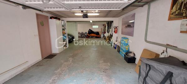 🏡 TREMBLAY-EN-FRANCE – EXCLUSIVITE ! 

Belle maison familiale très lumineuse avec jardin, sous-sol total et cheminée

Coup de cœur pour cette maison familiale baignée de lumière !
Située dans un secteur calme et recherché de Tremblay-en-France, proche école et commodités,  cette agréable maison de 125 m² habitables vous séduira par ses volumes, son confort et son environnement paisible,
tout en étant proche des écoles, commerces, commodités et axes routiers.

Dès l’entrée, vous découvrirez une maison particulièrement lumineuse, offrant une atmosphère chaleureuse et agréable au quotidien.

Elle se compose d’un bel espace de vie agrémenté d’une cheminée avec foyer ouvert, idéale pour créer des moments conviviaux en famille ou entre amis, ainsi que d’une cuisine aménagée et équipée fonctionnelle 
et conviviale donnant sur le balcon. 

La partie nuit propose des espaces confortables avec une salle de bains équipée d’une baignoire d’angle, apportant un vrai confort au quotidien.
La maison dispose également d’un beau potentiel d’évolution avec la possibilité de créer une salle d’eau supplémentaire selon vos besoins.

Édifiée sur un terrain clos de 398 m², elle bénéficie d’un agréable jardin où vous pourrez profiter pleinement des beaux jours en toute tranquillité.

Son sous-sol total est un véritable atout avec une buanderie et de nombreux espaces permettant rangement, stockage ou aménagement selon vos envies, sans oublier la qualité de sa toiture. 

Vous apprécierez également ses 3 places de stationnement, un confort rare pour une maison familiale.

✨ Ses points forts ++++ :
✅ DPE B et D
✅ Maison très lumineuse
✅ 125,50 m² habitables
✅ Terrain clos de 398 m²
✅ Toiture excellent état 
✅ Sous-sol total avec buanderie
✅ Cheminée avec foyer ouvert
✅ Cuisine aménagée et équipée
✅ Possibilité de créer une salle d’eau supplémentaire
✅ 3 stationnements voir 4
✅ Proximité écoles, commerces et grands axes

Une maison idéale pour une famille souhaitant profiter d’un cadre de vie calme, confortable et pratique, tout en restant proche des commodités.

TRANSPORTS : 
🚆 Gare RER B du Vert-Galant à environ 7 minutes en voiture (liaison directe vers Paris Gare du Nord et l'aéroport Charles-de-Gaulle).
🚆 Gare RER B de Villeparisis–Mitry-le-Neuf à environ 10 minutes.
🚌 Plusieurs lignes de bus desservent le secteur et permettent de rejoindre les gares RER et les principaux quartiers de Tremblay-en-France.
✈️ Aéroport Paris-Charles de Gaulle à environ 15 minutes.
🚗 Accès rapide aux A104 (Francilienne), A3, RN2 et A1, facilitant les déplacements vers Paris, Roissy, Marne-la-Vallée et l'ensemble de l'Île-de-France.

📞 Venez découvrir tout le potentiel de cette belle maison à Tremblay-en-France !