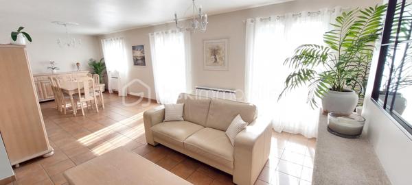 🏡 TREMBLAY-EN-FRANCE – Belle maison familiale très lumineuse avec jardin, sous-sol total et cheminée

Un véritable coup de cœur pour cette maison familiale baignée de lumière !
Située dans un secteur calme et recherché de Tremblay-en-France, proche école et commodités,  cette agréable maison de 125 m² habitables vous séduira par ses volumes, son confort et son environnement paisible, tout en étant proche des écoles, commerces, commodités et axes routiers.

Dès l’entrée, vous découvrirez une maison particulièrement lumineuse, offrant une atmosphère chaleureuse et agréable au quotidien.

Elle se compose d’un bel espace de vie agrémenté d’une cheminée avec foyer ouvert, idéale pour créer des moments conviviaux en famille ou entre amis, ainsi que d’une cuisine aménagée et équipée fonctionnelle et conviviale donnant sur le balcon. 

La partie nuit propose des espaces confortables avec une salle de bains équipée d’une baignoire d’angle, apportant un vrai confort au quotidien.
La maison dispose également d’un beau potentiel d’évolution avec la possibilité de créer une salle d’eau supplémentaire selon vos besoins.

Édifiée sur un terrain clos de 398 m², elle bénéficie d’un agréable jardin où vous pourrez profiter pleinement des beaux jours en toute tranquillité.

Son sous-sol total est un véritable atout avec une buanderie et de nombreux espaces permettant rangement, stockage ou aménagement selon vos envies.

Vous apprécierez également ses 3 places de stationnement, un confort rare pour une maison familiale.

✨ Ses points forts ++++ :
✅ DPE B et D
✅ Maison très lumineuse
✅ 125,50 m² habitables
✅ Terrain clos de 398 m²
✅ Sous-sol total avec buanderie
✅ Cheminée avec foyer ouvert
✅ Cuisine aménagée et équipée
✅ Possibilité de créer une salle d’eau supplémentaire
✅ 3 stationnements voir 4
✅ Proximité écoles, commerces et grands axes

Une maison idéale pour une famille souhaitant profiter d’un cadre de vie calme, confortable et pratique, tout en restant proche des commodités.

TRANSPORTS : 
🚆 Gare RER B du Vert-Galant à environ 7 minutes en voiture (liaison directe vers Paris Gare du Nord et l'aéroport Charles-de-Gaulle).
🚆 Gare RER B de Villeparisis–Mitry-le-Neuf à environ 10 minutes.
🚌 Plusieurs lignes de bus desservent le secteur et permettent de rejoindre les gares RER et les principaux quartiers de Tremblay-en-France.
✈️ Aéroport Paris-Charles de Gaulle à environ 15 minutes.
🚗 Accès rapide aux A104 (Francilienne), A3, RN2 et A1, facilitant les déplacements vers Paris, Roissy, Marne-la-Vallée et l'ensemble de l'Île-de-France.

📞 Venez découvrir tout le potentiel de cette belle maison à Tremblay-en-France !