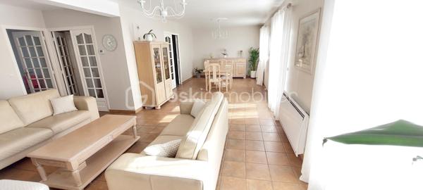 🏡 TREMBLAY-EN-FRANCE – Belle maison familiale très lumineuse avec jardin, sous-sol total et cheminée

Un véritable coup de cœur pour cette maison familiale baignée de lumière !
Située dans un secteur calme et recherché de Tremblay-en-France, proche école et commodités,  cette agréable maison de 125 m² habitables vous séduira par ses volumes, son confort et son environnement paisible, tout en étant proche des écoles, commerces, commodités et axes routiers.

Dès l’entrée, vous découvrirez une maison particulièrement lumineuse, offrant une atmosphère chaleureuse et agréable au quotidien.

Elle se compose d’un bel espace de vie agrémenté d’une cheminée avec foyer ouvert, idéale pour créer des moments conviviaux en famille ou entre amis, ainsi que d’une cuisine aménagée et équipée fonctionnelle et conviviale donnant sur le balcon. 

La partie nuit propose des espaces confortables avec une salle de bains équipée d’une baignoire d’angle, apportant un vrai confort au quotidien.
La maison dispose également d’un beau potentiel d’évolution avec la possibilité de créer une salle d’eau supplémentaire selon vos besoins.

Édifiée sur un terrain clos de 398 m², elle bénéficie d’un agréable jardin où vous pourrez profiter pleinement des beaux jours en toute tranquillité.

Son sous-sol total est un véritable atout avec une buanderie et de nombreux espaces permettant rangement, stockage ou aménagement selon vos envies.

Vous apprécierez également ses 3 places de stationnement, un confort rare pour une maison familiale.

✨ Ses points forts ++++ :
✅ DPE B et D
✅ Maison très lumineuse
✅ 125,50 m² habitables
✅ Terrain clos de 398 m²
✅ Sous-sol total avec buanderie
✅ Cheminée avec foyer ouvert
✅ Cuisine aménagée et équipée
✅ Possibilité de créer une salle d’eau supplémentaire
✅ 3 stationnements voir 4
✅ Proximité écoles, commerces et grands axes

Une maison idéale pour une famille souhaitant profiter d’un cadre de vie calme, confortable et pratique, tout en restant proche des commodités.

TRANSPORTS : 
🚆 Gare RER B du Vert-Galant à environ 7 minutes en voiture (liaison directe vers Paris Gare du Nord et l'aéroport Charles-de-Gaulle).
🚆 Gare RER B de Villeparisis–Mitry-le-Neuf à environ 10 minutes.
🚌 Plusieurs lignes de bus desservent le secteur et permettent de rejoindre les gares RER et les principaux quartiers de Tremblay-en-France.
✈️ Aéroport Paris-Charles de Gaulle à environ 15 minutes.
🚗 Accès rapide aux A104 (Francilienne), A3, RN2 et A1, facilitant les déplacements vers Paris, Roissy, Marne-la-Vallée et l'ensemble de l'Île-de-France.

📞 Venez découvrir tout le potentiel de cette belle maison à Tremblay-en-France !