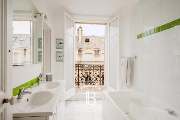 Paris 9ème, Appartement 4 Chambres -  210 m² à vendre
