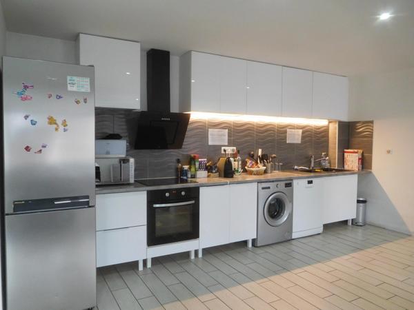 Baisse de Prix, Appartement T5, 2ème étage, Salon / Séjour, 4 chambres, Salle de Bain, Salle d'eau, Toilettes,