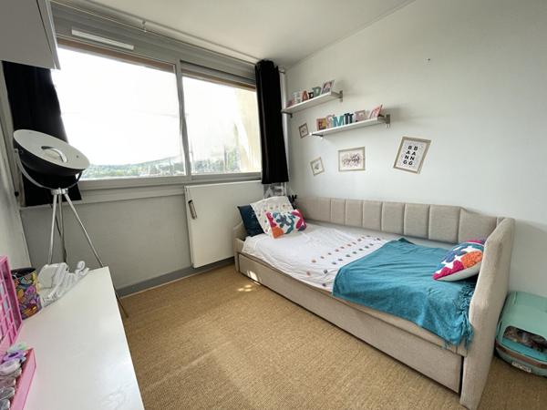 Chaville - Centre - Beau 5 pièces avec balcon et vue dégagée €395 000 ** - Référence 620-C