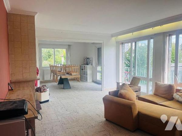 Quartier Pierre Heuzé, une grande maison de 259 m² sur une parcelle de 958m².
Une maison compr...