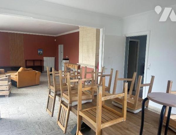 Quartier Pierre Heuzé, une grande maison de 259 m² sur une parcelle de 958m².
Une maison compr...