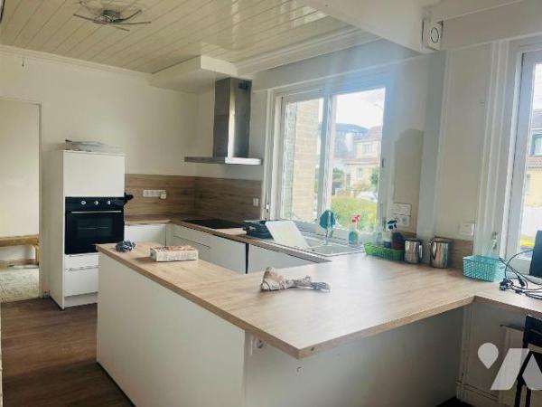 Quartier Pierre Heuzé, une grande maison de 259 m² sur une parcelle de 958m².
Une maison compr...