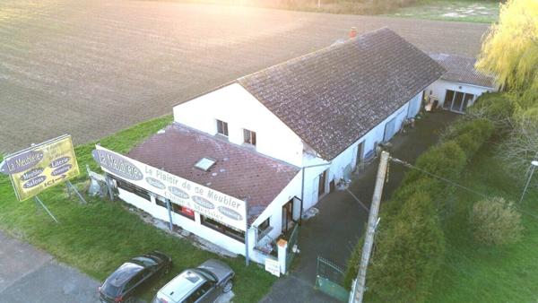 Local à usage commercial. 700 m², 8 pièces / 929 m² de terrain 170 000 €