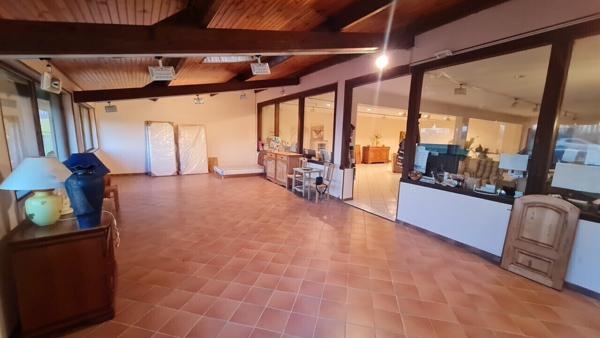 Local à usage commercial. 700 m², 8 pièces / 929 m² de terrain 170 000 €