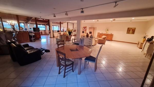 Local à usage commercial. 700 m², 8 pièces / 929 m² de terrain 170 000 €