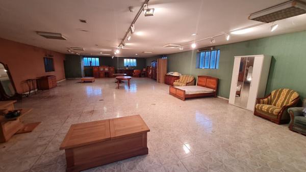 Local à usage commercial. 700 m², 8 pièces / 929 m² de terrain 170 000 €